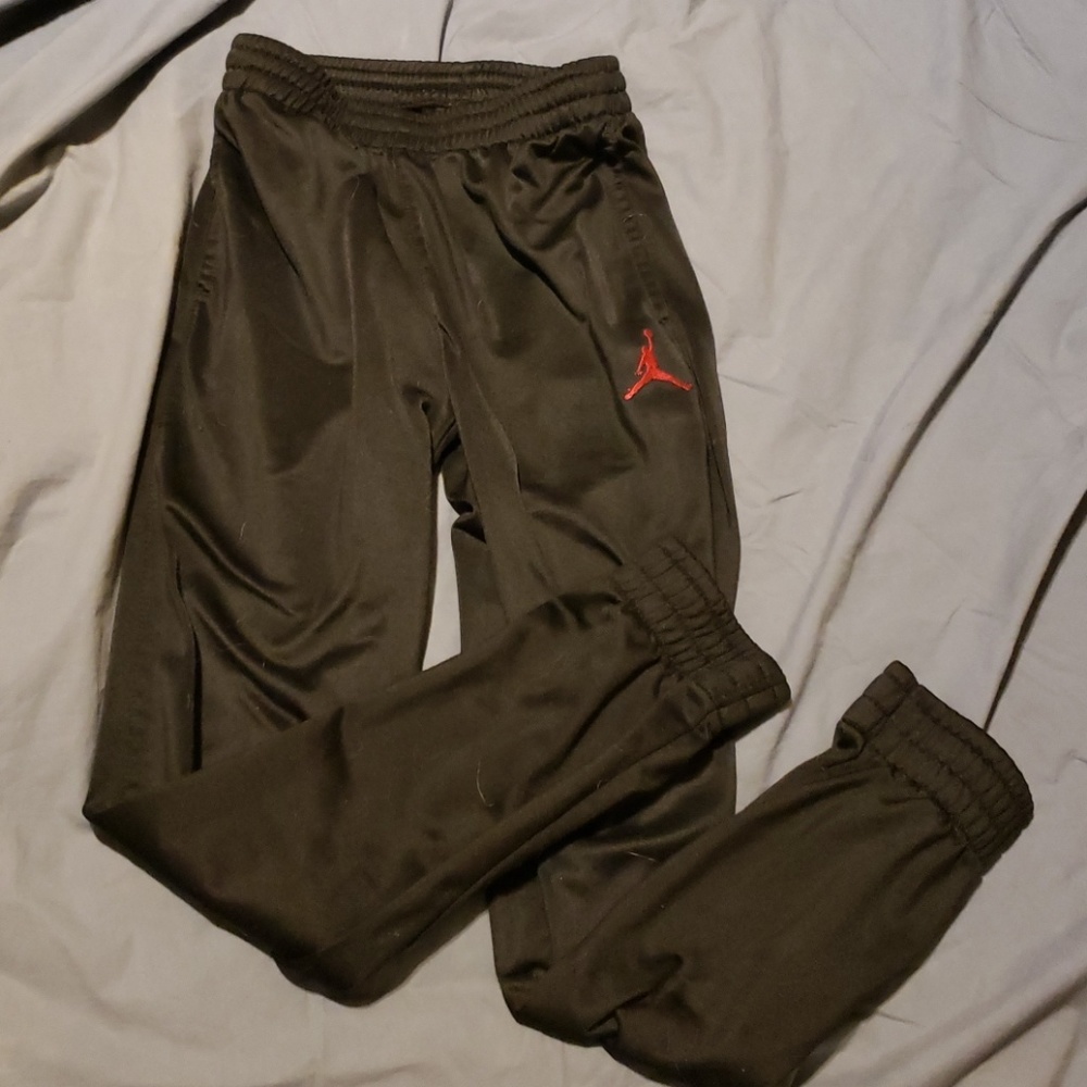 Boys Jordan joggers size S